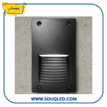 كشاف خطوة (Step Light) ليد مستطيل أسود اللون، يستخدم كإضاءة غاطسة في الجدران أو السلالم الخارجية، مقاوم للماء.
