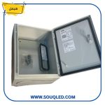 لوحة توزيع كهرباء معدنية ماركة هيمل الأصلية، بأبعاد ٤٠×٣٠×٢٠ سم، مقاومة للماء والغبار، تستخدم لتأمين المعدات الكهربائية في الأماكن الخارجية.