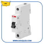 قاطع دارة مصغر (MCB) أحادي القطب ماركة ABB، بتيار ٢٥ أمبير وقدرة كسر ٤.٥ كيلو أمبير، يستخدم لحماية الدوائر الكهربائية من التيار الزائد.